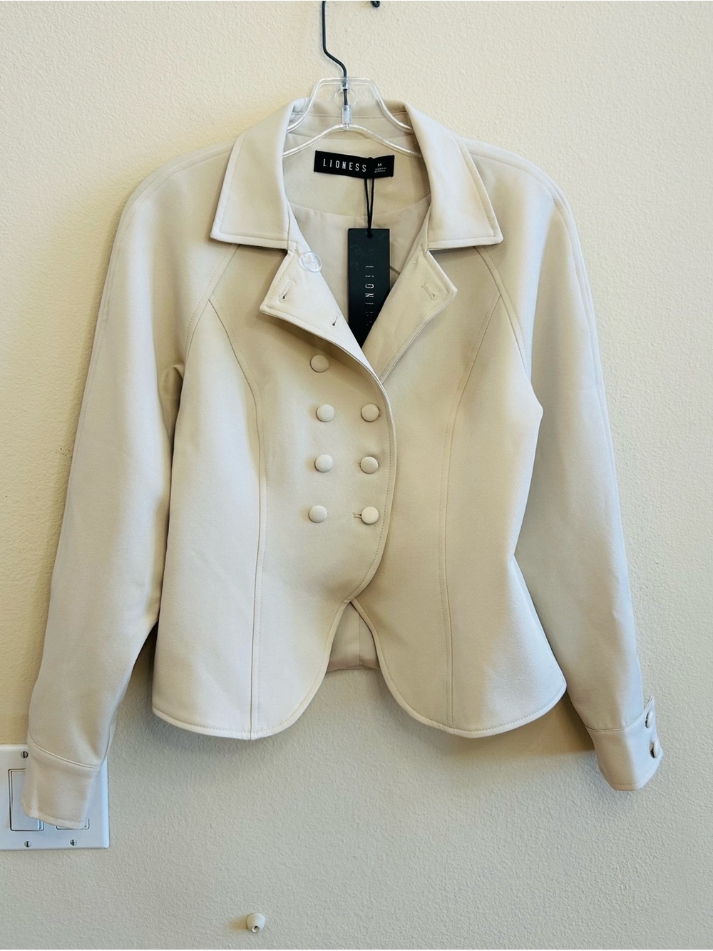 Lioness NWT Form Jacket Medium Cream Button Front Long Sleeves - Picture 4 of 7